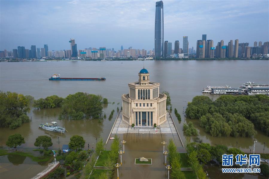 长江中下游洪水洪峰顺利通过汉口江段