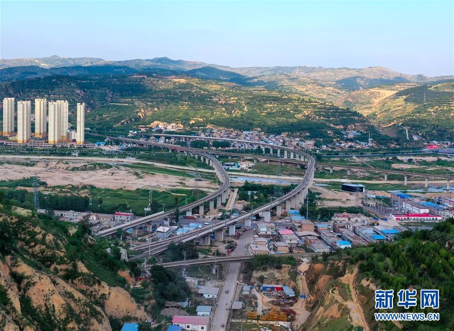 （社会）（2）“火焰山”上的铁路巡热青年