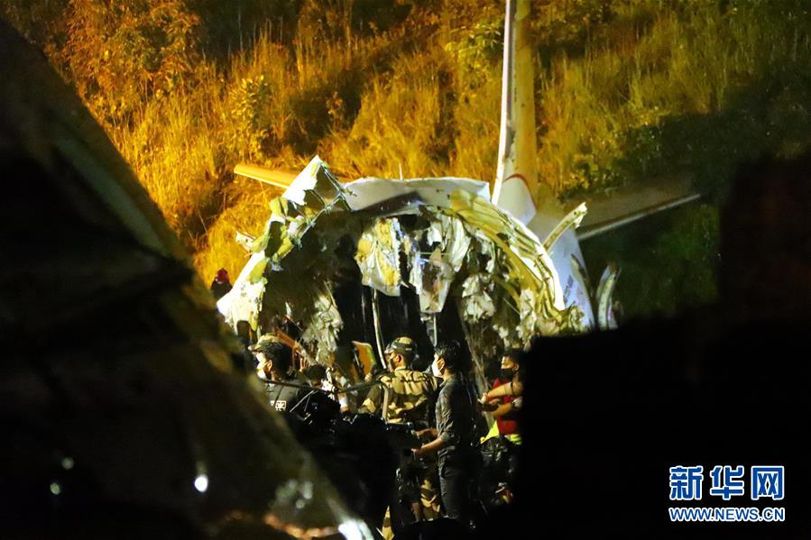 印度一架客机降落时冲出跑道至少16人死亡