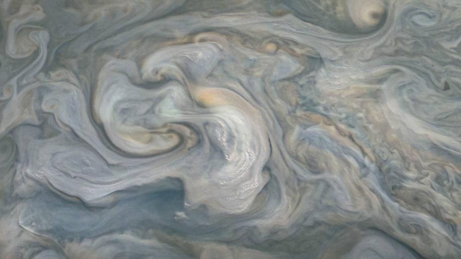 “朱诺号”拍摄木星新照 大气层产生浅层闪电