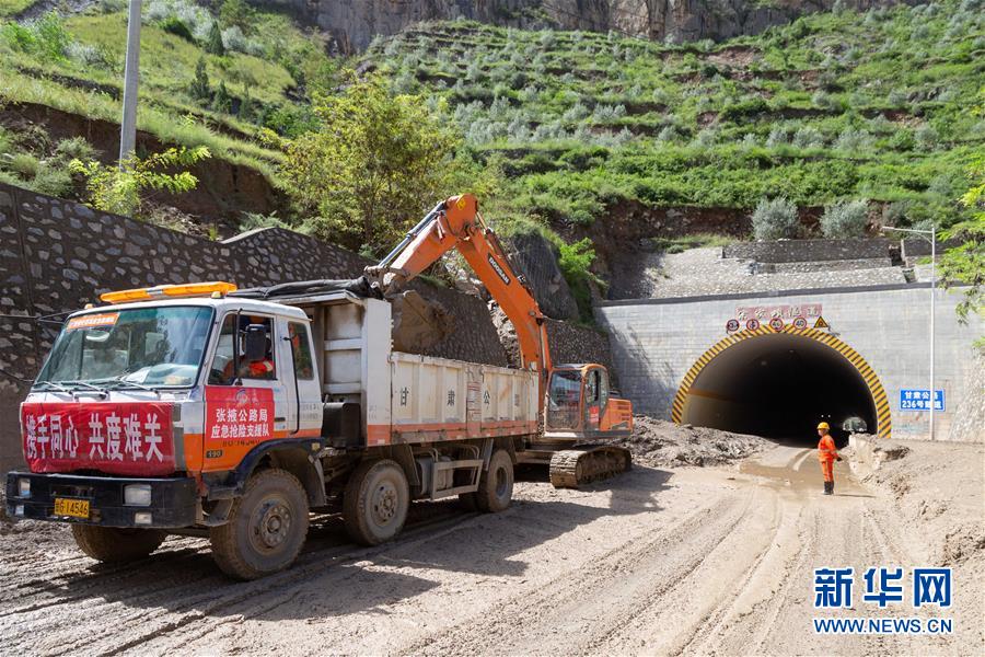 甘肃陇南:灾后隧道清淤保畅通