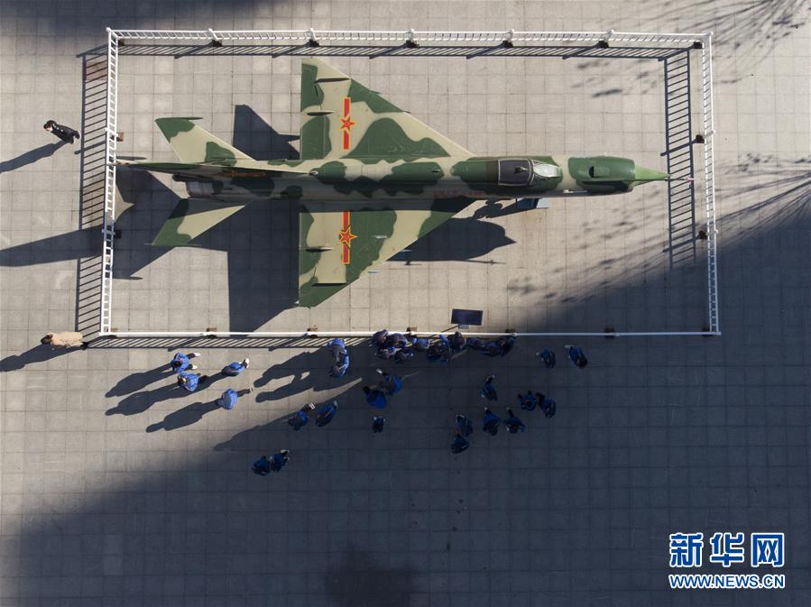 哈尔滨：退役战机进高校
