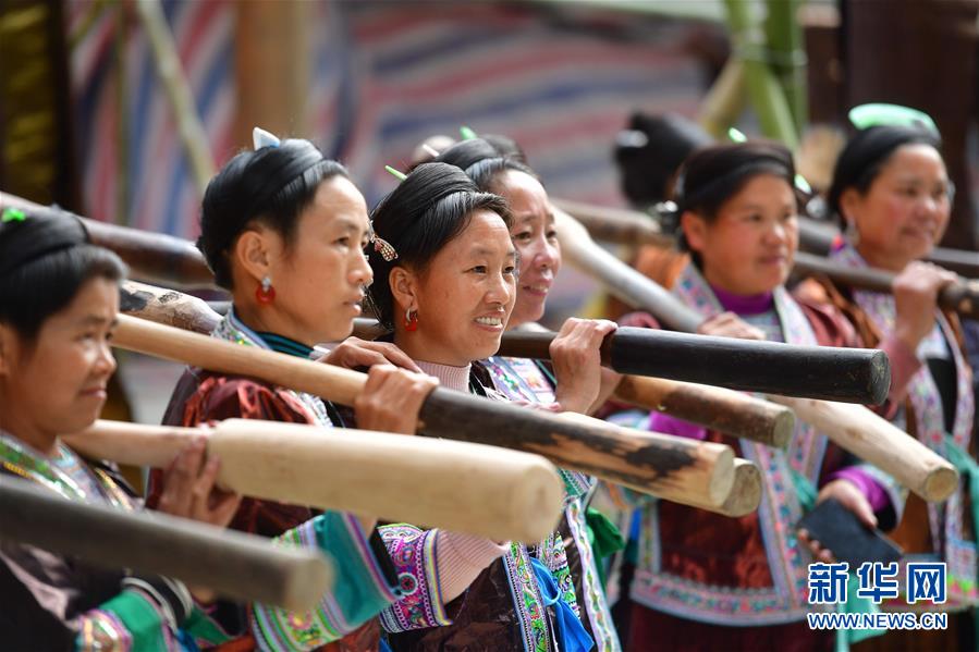 苗寨举办亮布文化节