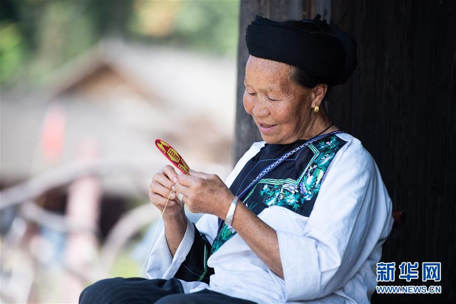 习近平的小康故事 | “让所有老年人都能有一个幸福美满的晚年”—— 习近平和尊老养老的故事 (习近平的小康故事·新华网·图文互动)(4)“让所有老年人都能有一个幸福美满的晚年”——习近平和尊老养老的故事