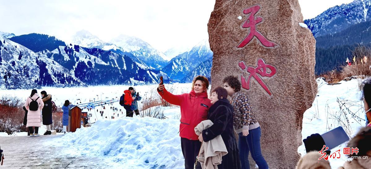 新疆天山天池景区过假期