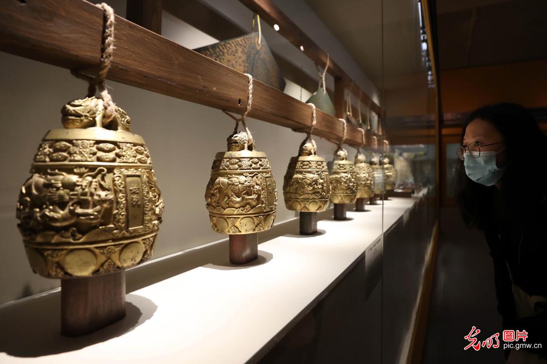 2021年1月1日,观众在中国国家博物馆观看"金玉满堂——沈阳故宫典藏