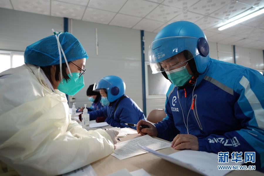 外卖骑手：今年过年留北京 打了疫苗更安心