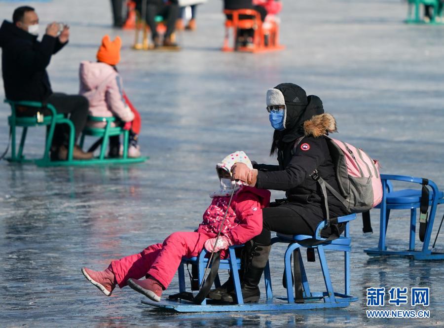 全民健身——北京：什刹海上享冰趣