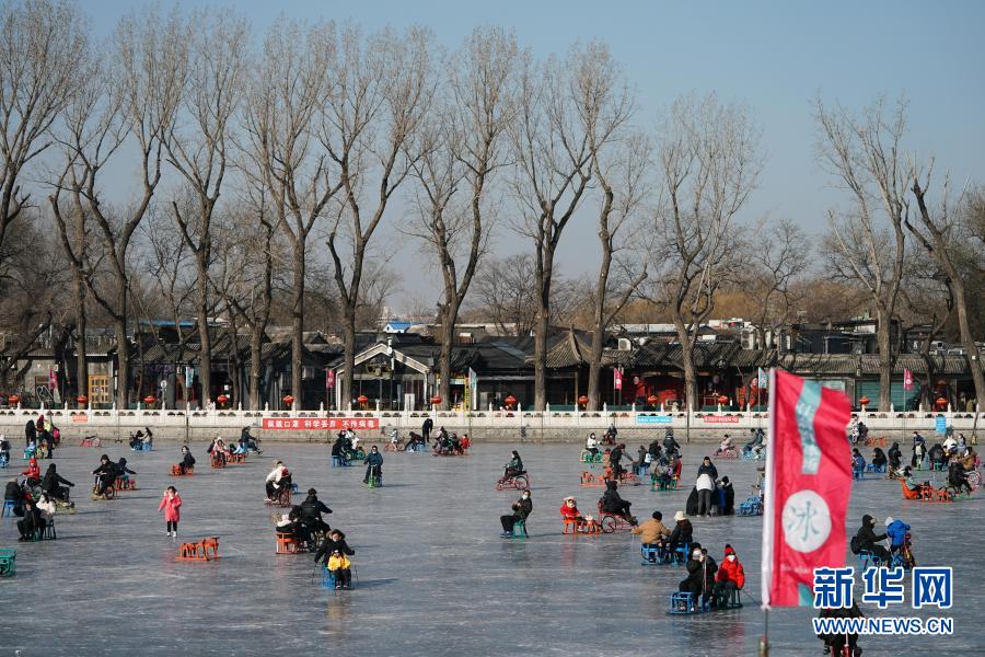 全民健身——北京：什刹海上享冰趣