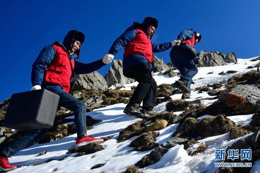海拔4000米的冰雪电力巡检路