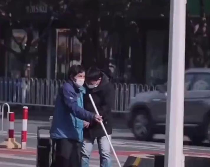 盲人过马路迷失方向，热心司机停车搀扶，你下车帮忙的样子真帅！