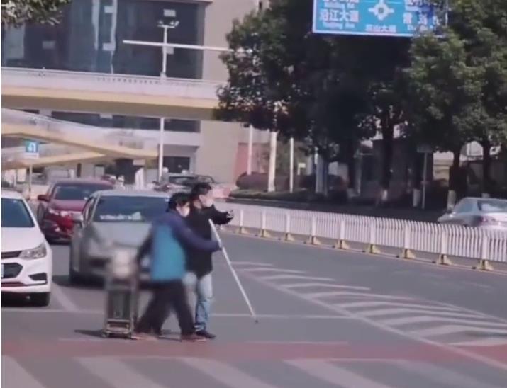 盲人过马路迷失方向，热心司机停车搀扶，你下车帮忙的样子真帅！