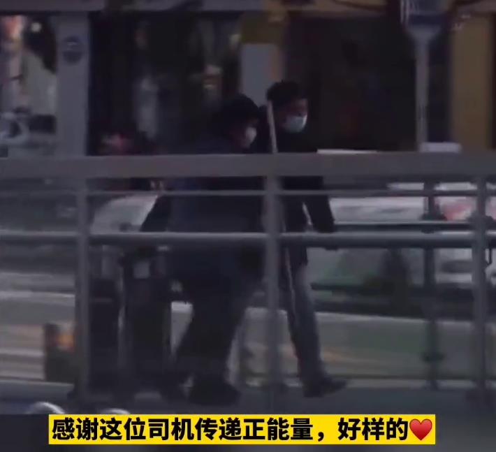 盲人过马路迷失方向，热心司机停车搀扶，你下车帮忙的样子真帅！