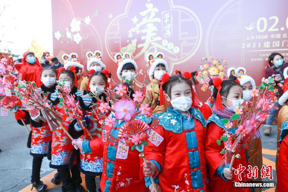 北京：“鞭打春牛”迎春来