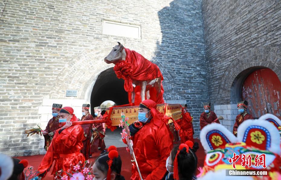 北京：“鞭打春牛”迎春来