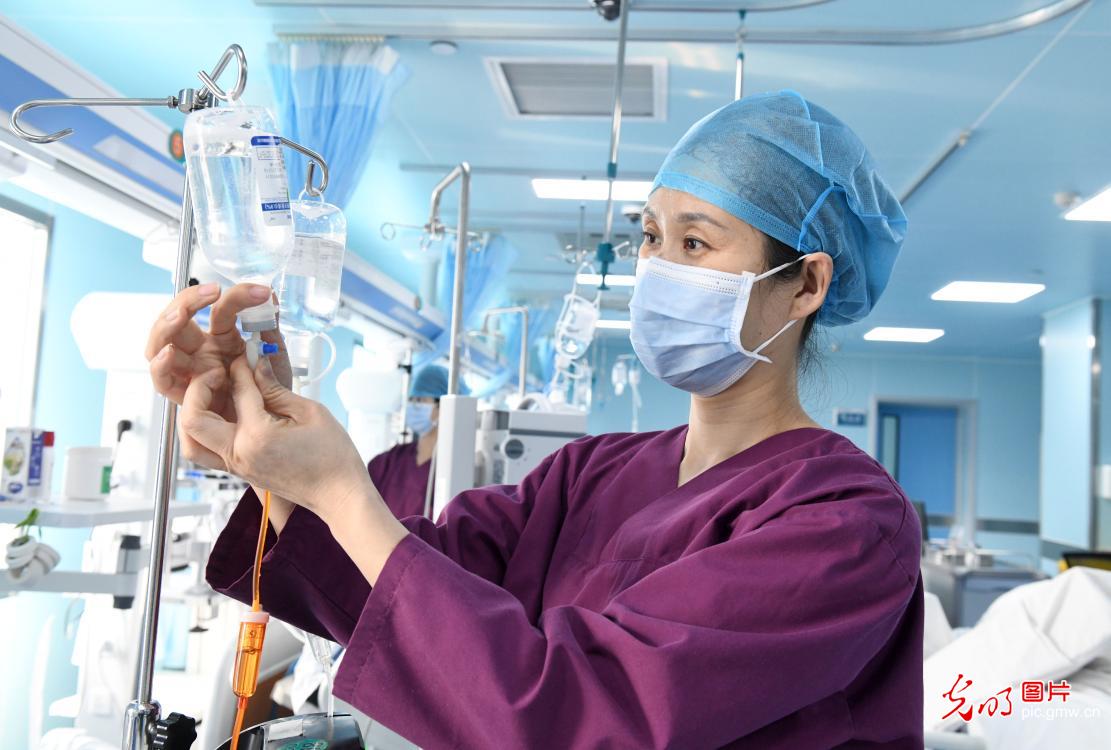 河北石家庄:医护人员坚守岗位过除夕