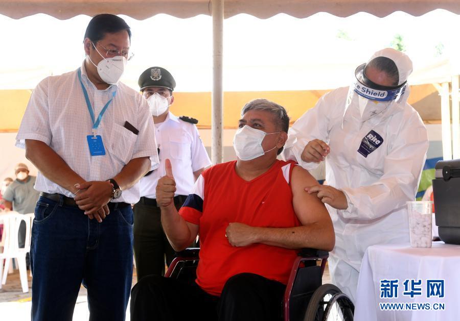 玻利维亚总统阿尔塞出席中国新冠疫苗接种活动