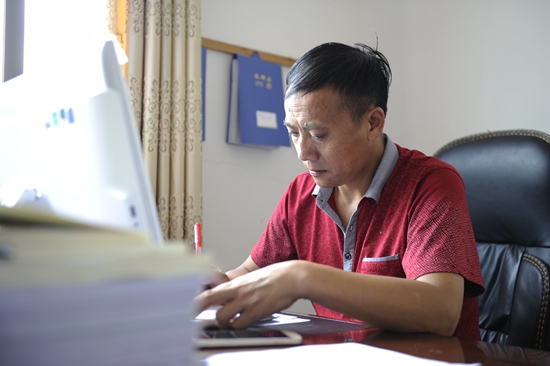 "这是带领群众摆脱贫困的塘约村党总支书记左文学的深刻感受.
