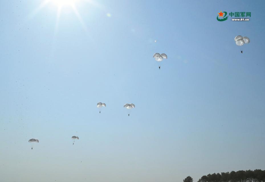 空降尖兵立体突击：空降兵某旅开展夺控要点战斗演练