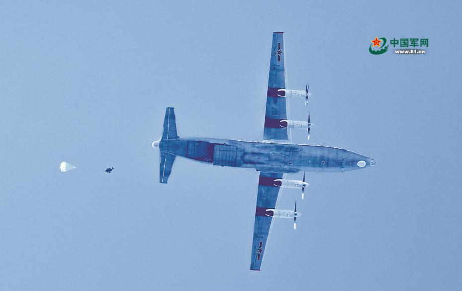 空降尖兵立体突击：空降兵某旅开展夺控要点战斗演练