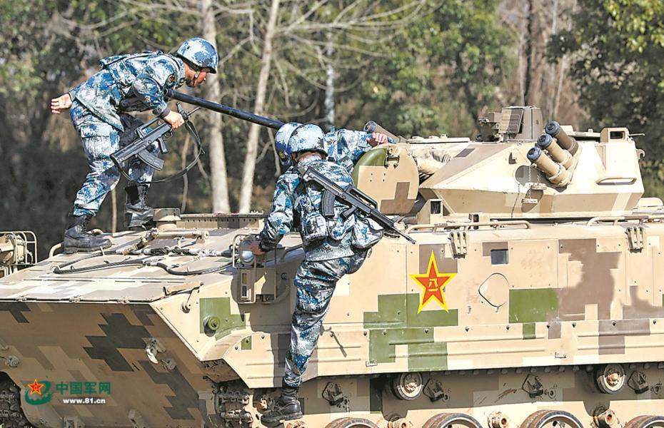 空降尖兵立体突击：空降兵某旅开展夺控要点战斗演练