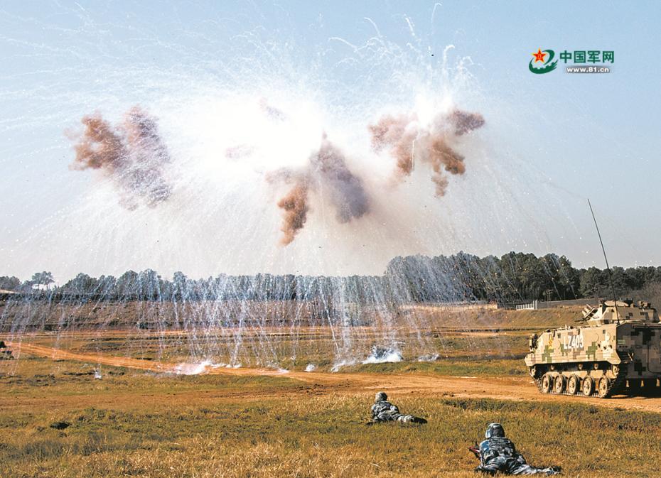 空降尖兵立体突击：空降兵某旅开展夺控要点战斗演练