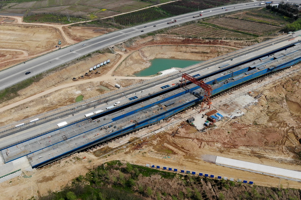 这是3月25日拍摄的引江济淮工程G312合六叶公路桥项目施工现场（无人机照片）。