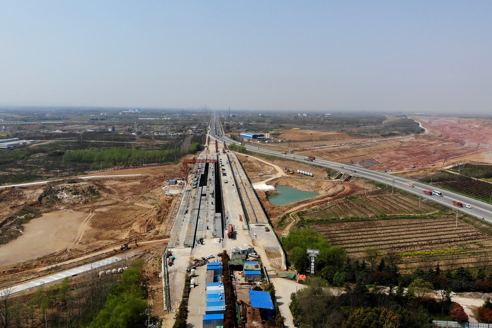 这是3月25日拍摄的引江济淮工程G312合六叶公路桥项目施工现场（无人机照片）。