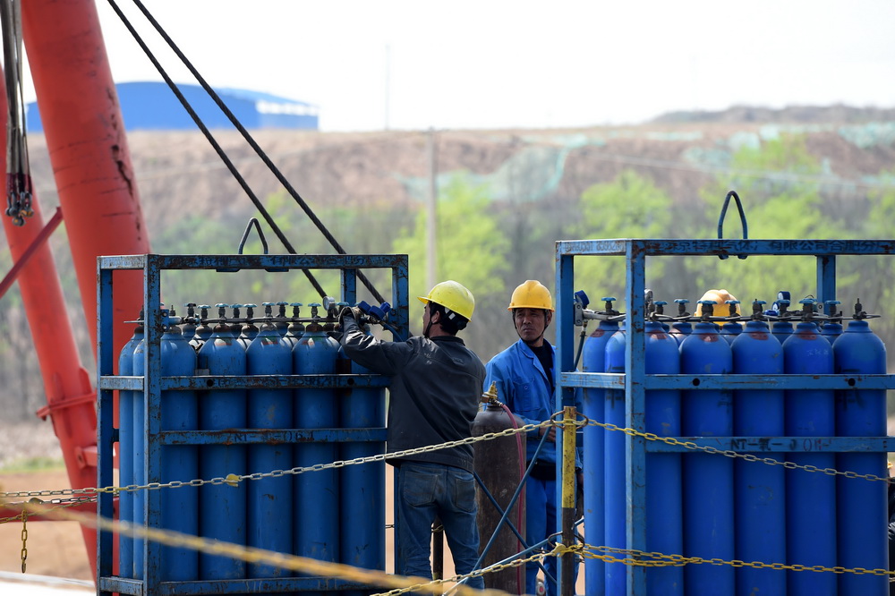 3月25日，施工人员在引江济淮工程G312合六叶公路桥项目施工现场作业。