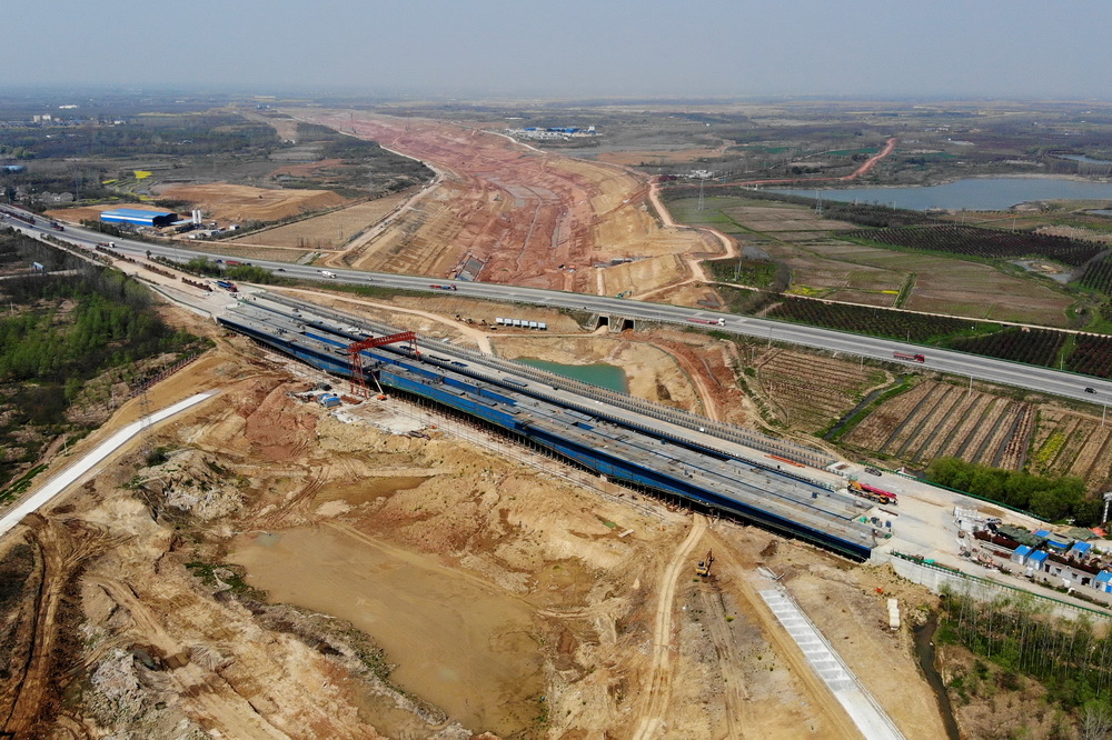 这是3月25日拍摄的引江济淮工程G312合六叶公路桥项目施工现场（无人机照片）。