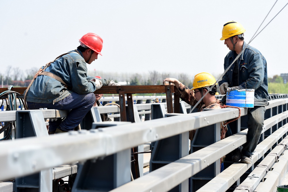 3月25日，施工人员在引江济淮工程G312合六叶公路桥项目施工现场作业。