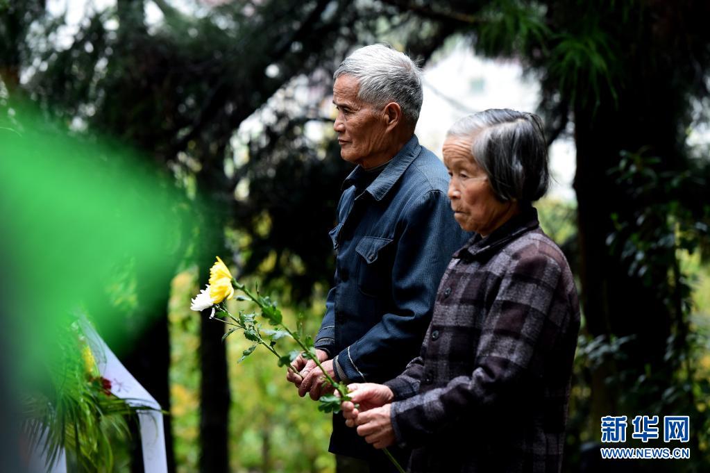 图片故事｜耄耋夫妻：一片丹心护英魂