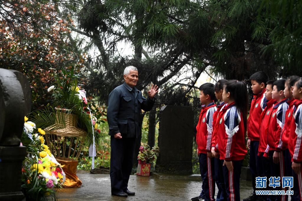 图片故事｜耄耋夫妻：一片丹心护英魂