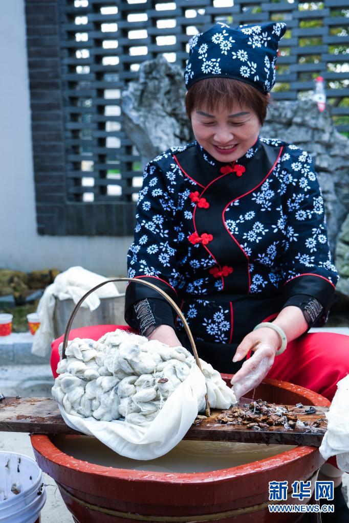 江南水乡举办春季“蚕花水会”