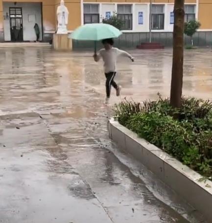 雨天老师被堵在进班路上，学生霸气喊话：站那别动，我来接你！