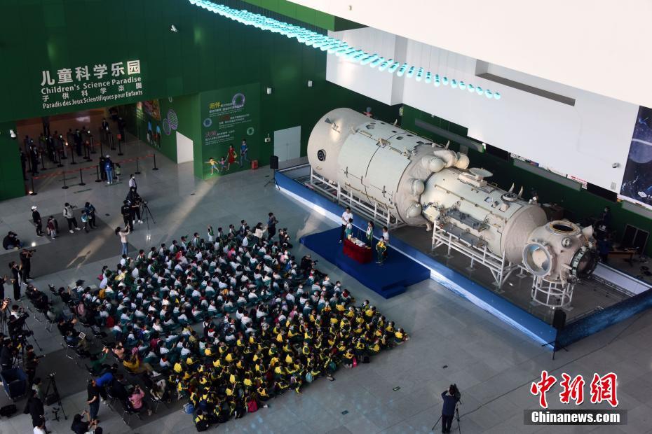 中国空间站天和核心舱1：1结构验证件实物北京展出