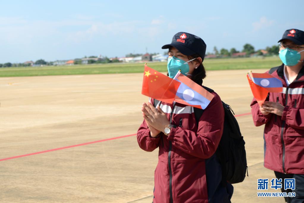 中国政府抗疫医疗专家组抵达老挝