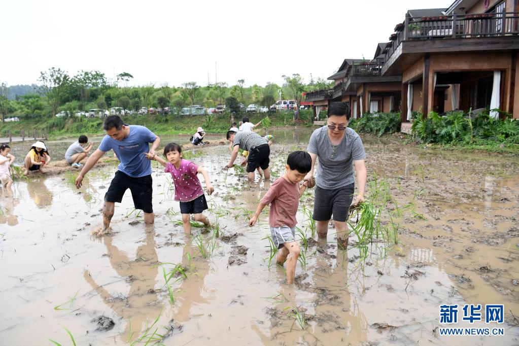 新华全媒+｜2021年“五一”假期国内旅游出游2.3亿人次 超疫前同期水平