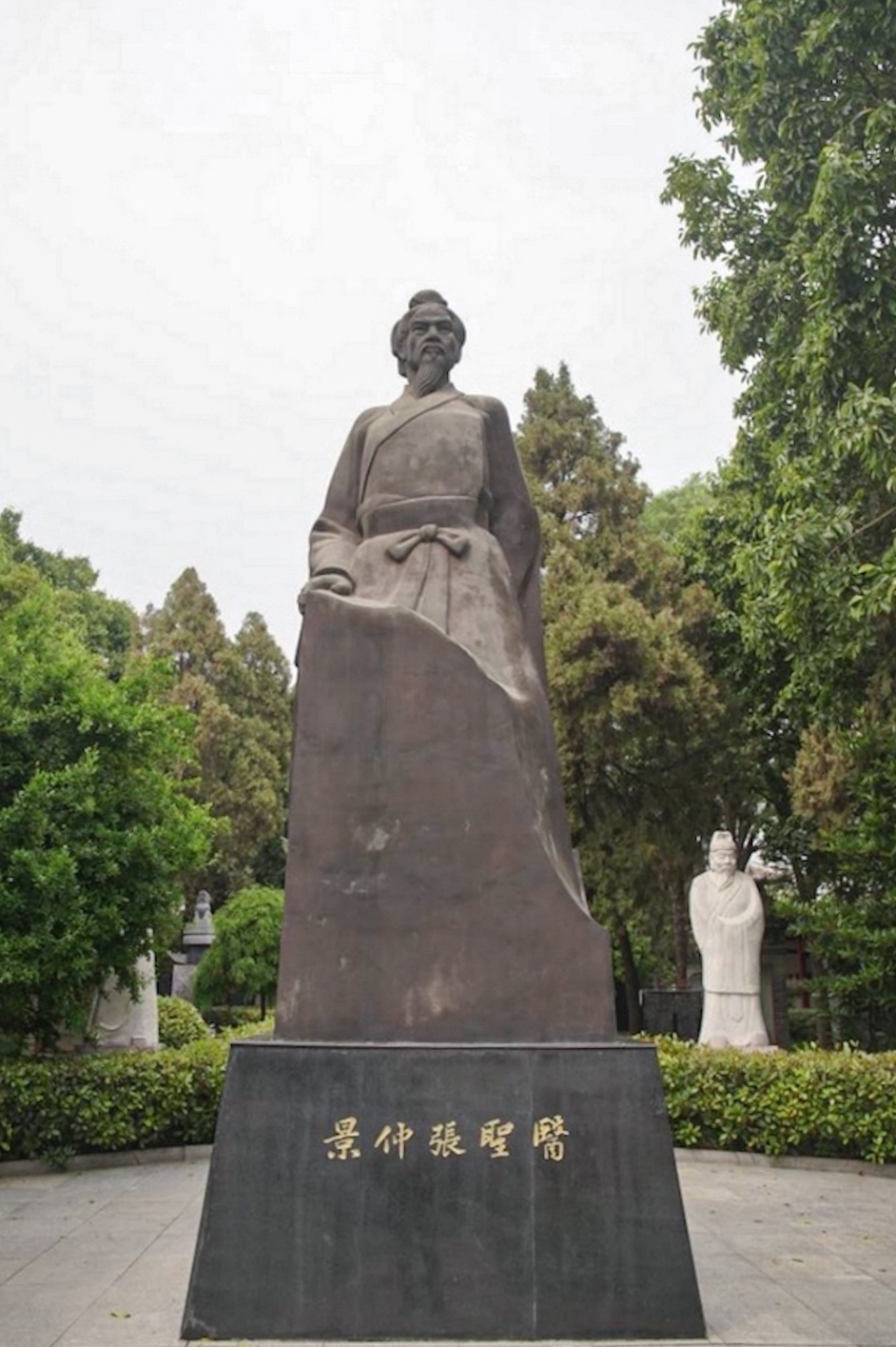 相传张仲景在任长沙太守期间,处理公务的闲暇之时,就在衙门大堂坐诊