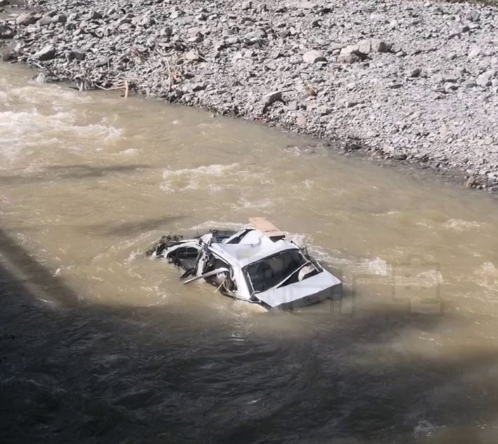 山西阳城暴雨引发山洪一景区外多辆车被冲走