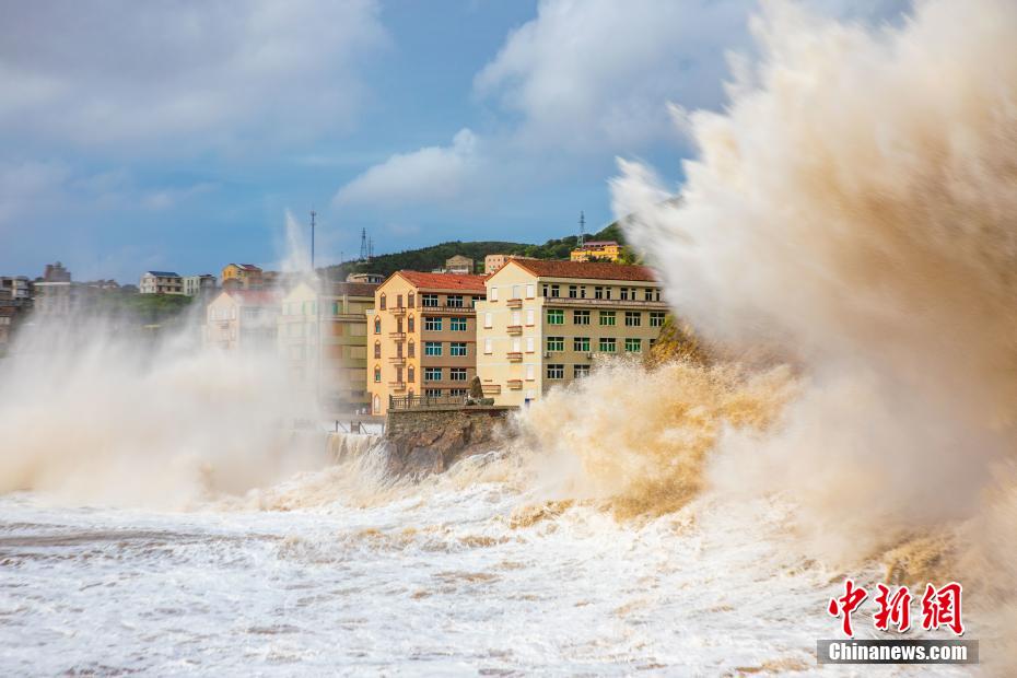 台风“烟花”逼近浙江沿海 掀起近30米惊涛巨浪