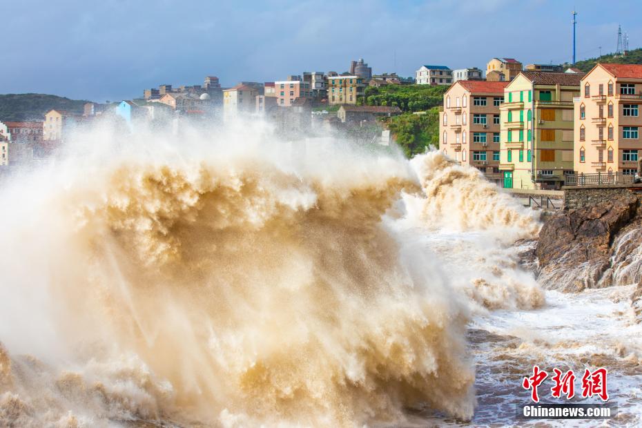 台风“烟花”逼近浙江沿海 掀起近30米惊涛巨浪
