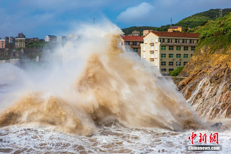 台风“烟花”逼近浙江沿海 掀起近30米惊涛巨浪