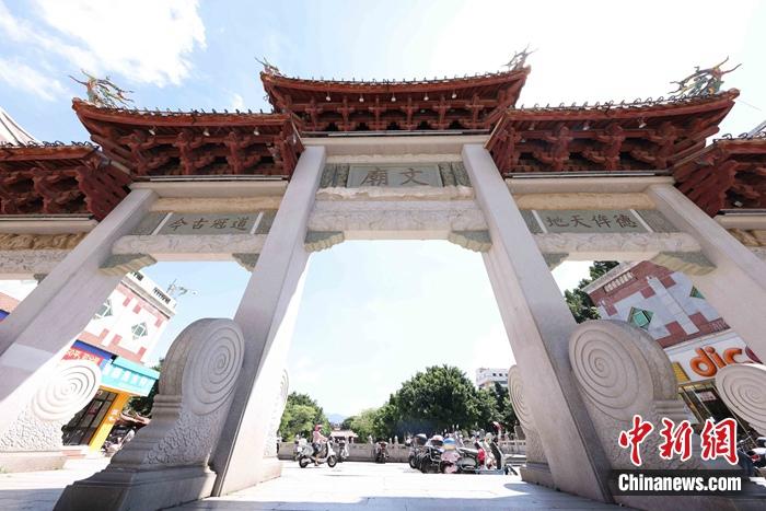 申遗成功!古城泉州“出圈” 7月8日,泉州文庙广场上的牌坊。蒋启明 摄