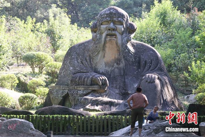 申遗成功!古城泉州“出圈” 7月9日,一名小朋友在家长带领下,在泉州清源山的老君岩造像边玩耍。蒋启明 摄