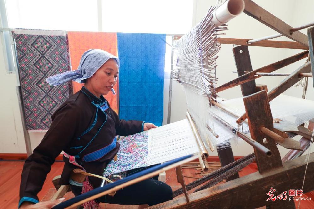 Dong brocade breaths new life into C China's County of Tongdao