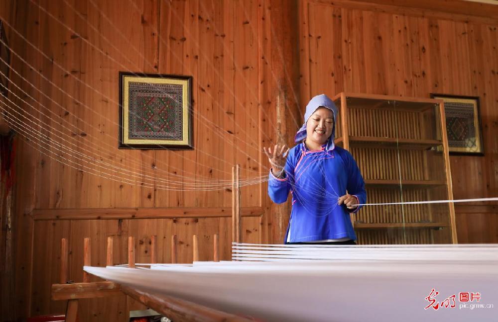 Dong brocade breaths new life into C China's County of Tongdao Dong brocade breaths new life into C China's County of Tongdao