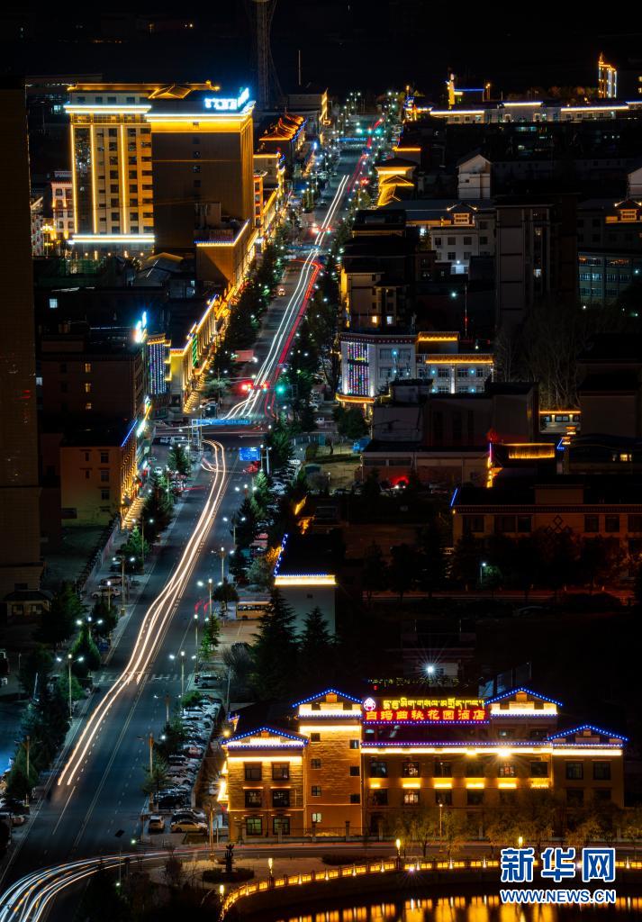 “世界屋脊”：川藏公路托起一批现代化城镇