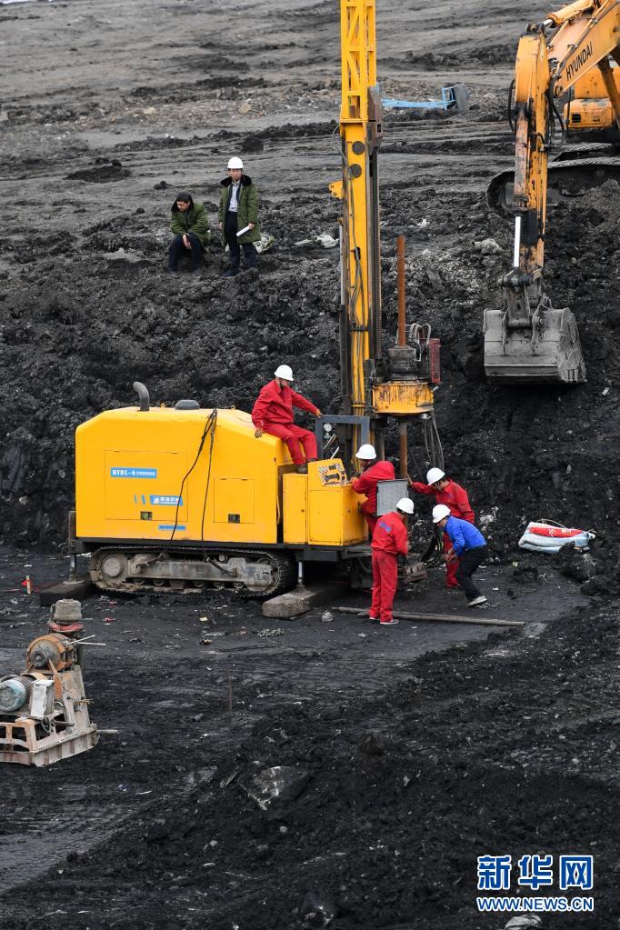 青海柴达尔煤矿事故救援现场已展开打钻作业