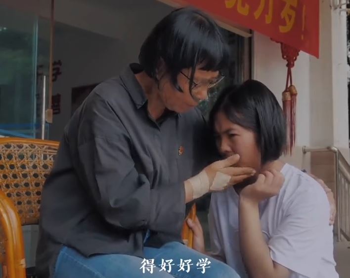 华坪女高开课，张桂梅对失去父母的新生说：到女高来了啥也不怕！